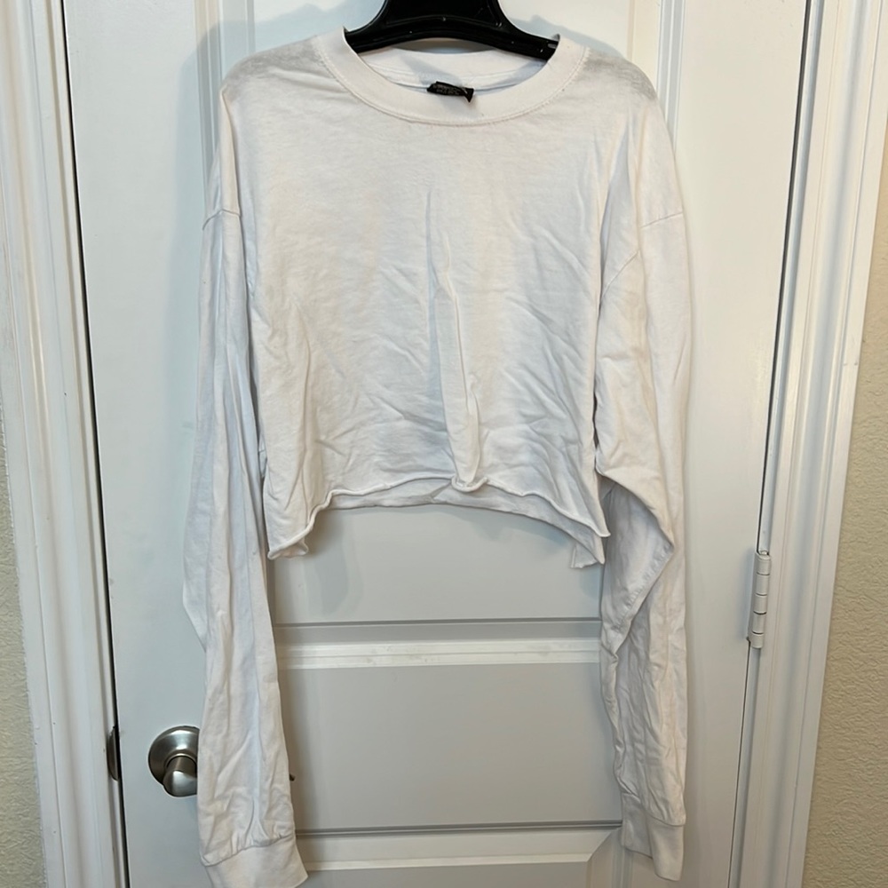 Cropped white lightweight sweatshirt. Long sleeve